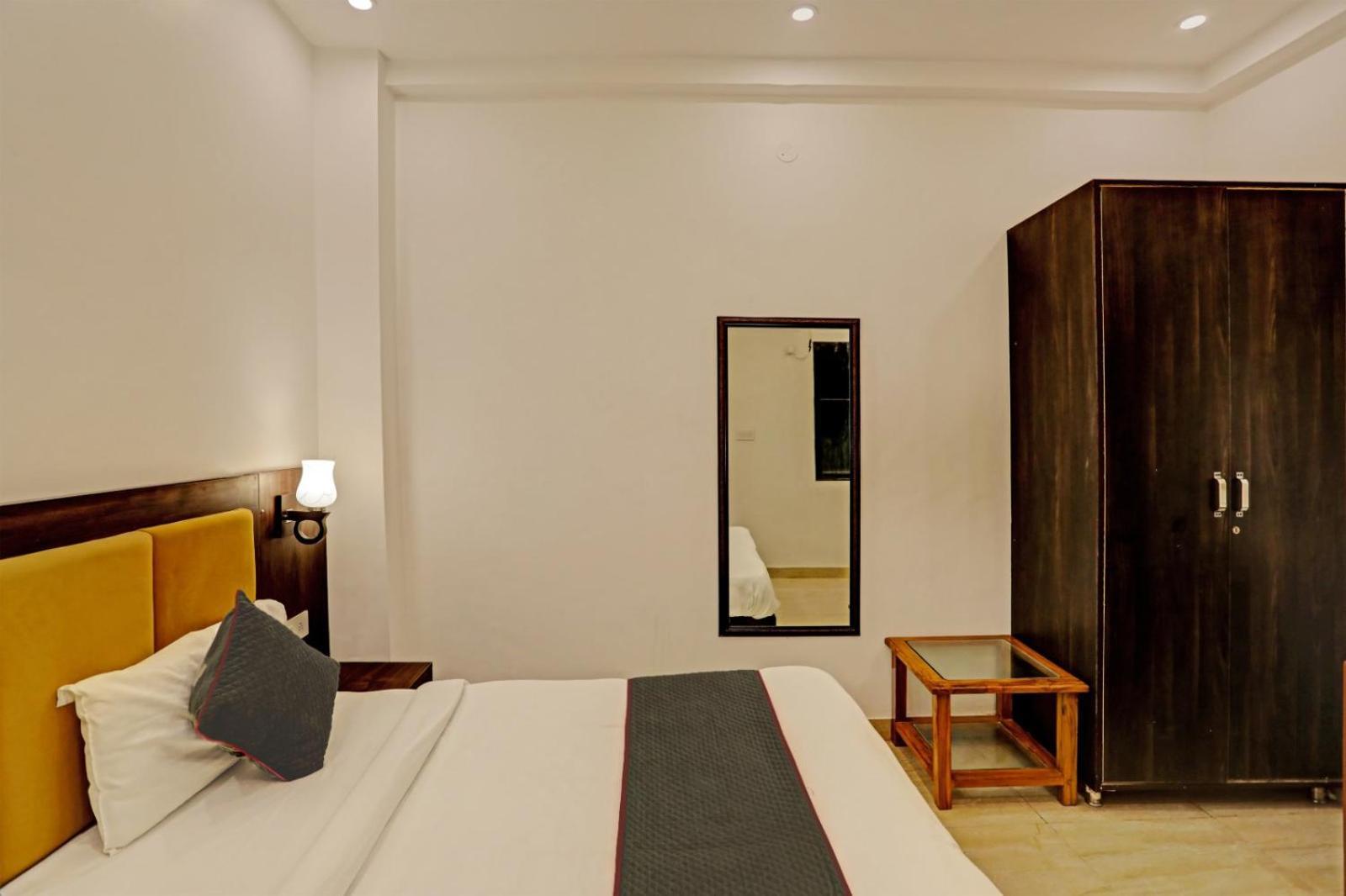Hotel Golden Prime King Yeni Delhi Dış mekan fotoğraf