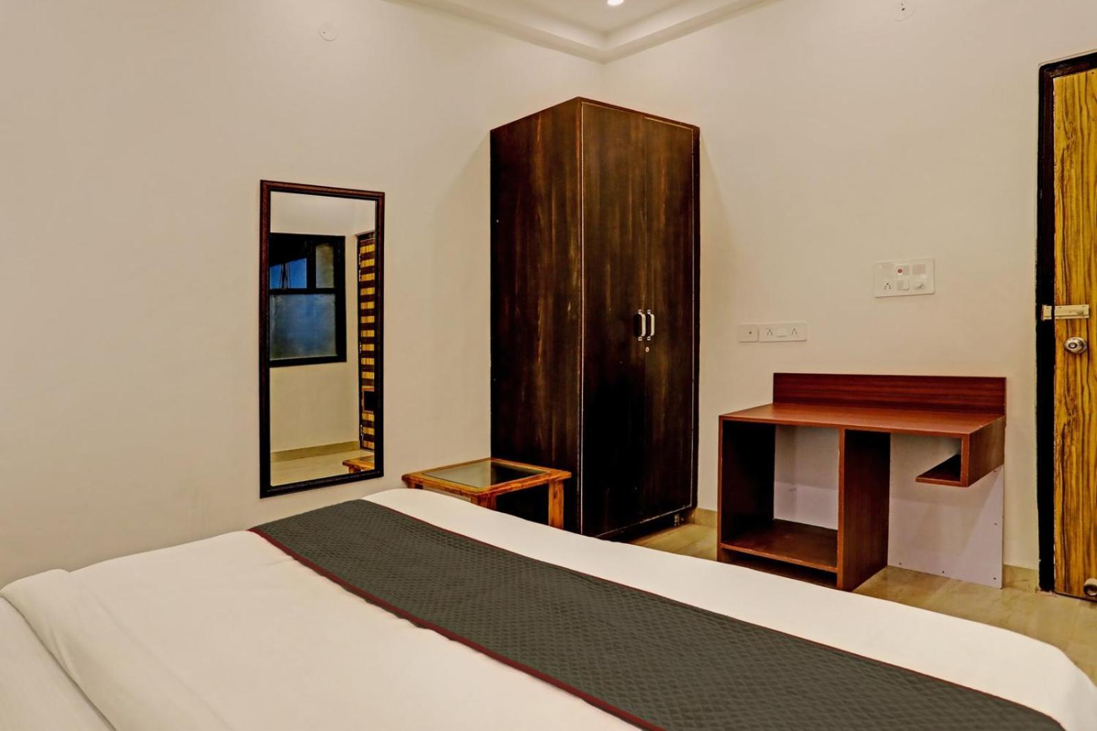 Hotel Golden Prime King Yeni Delhi Dış mekan fotoğraf